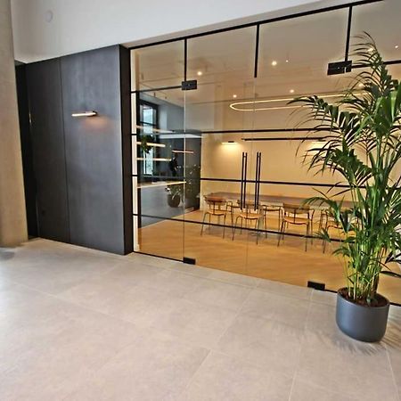 Modern Trafford 1Br Apartment-Free Parking-Cinema Room Манчестър Екстериор снимка