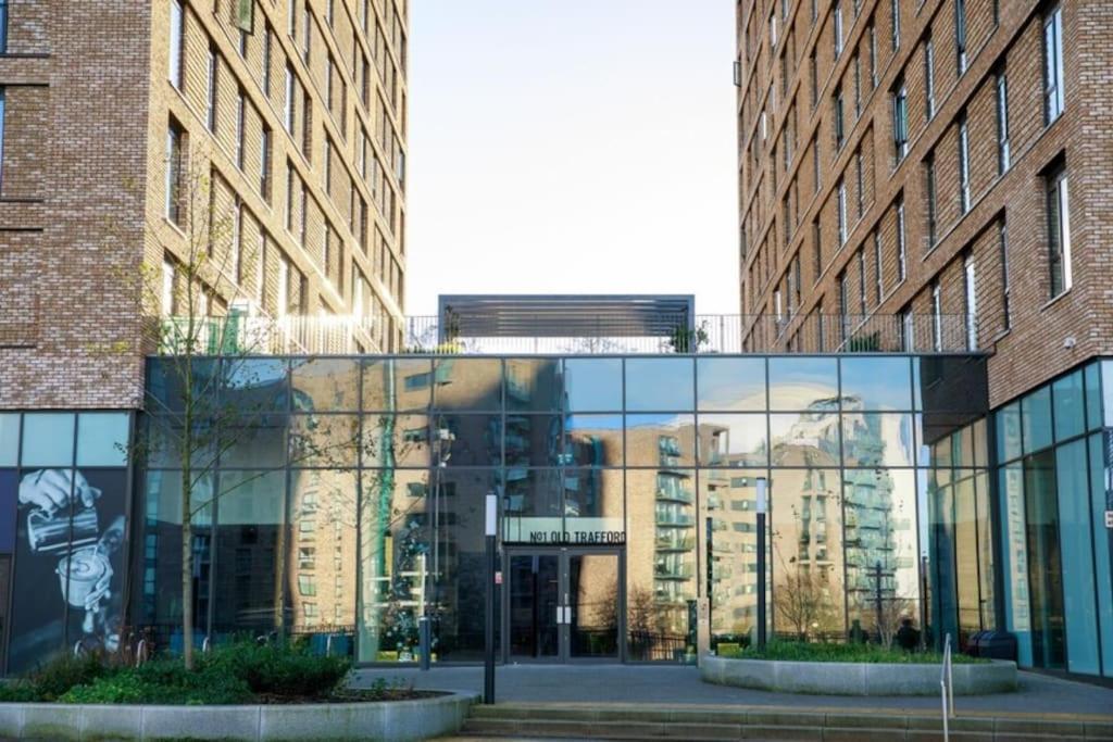 Modern Trafford 1Br Apartment-Free Parking-Cinema Room Манчестър Екстериор снимка