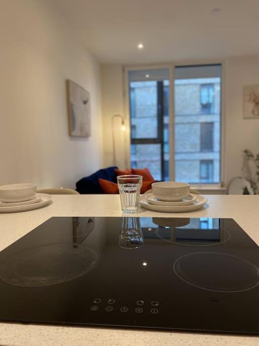 Modern Trafford 1Br Apartment-Free Parking-Cinema Room Манчестър Екстериор снимка