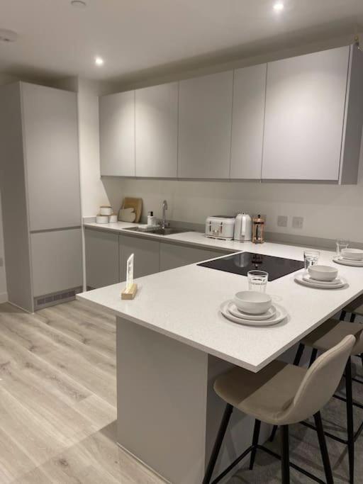 Modern Trafford 1Br Apartment-Free Parking-Cinema Room Манчестър Екстериор снимка