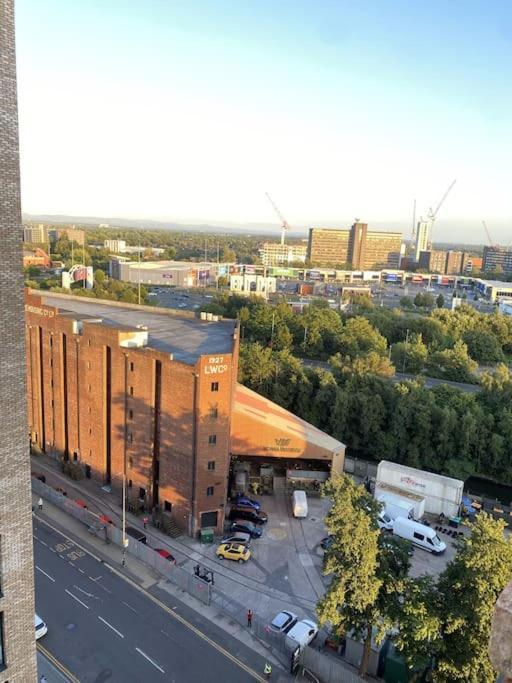 Modern Trafford 1Br Apartment-Free Parking-Cinema Room Манчестър Екстериор снимка
