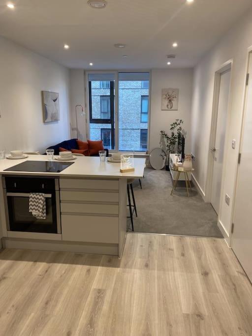 Modern Trafford 1Br Apartment-Free Parking-Cinema Room Манчестър Екстериор снимка