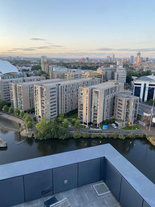 Modern Trafford 1Br Apartment-Free Parking-Cinema Room Манчестър Екстериор снимка