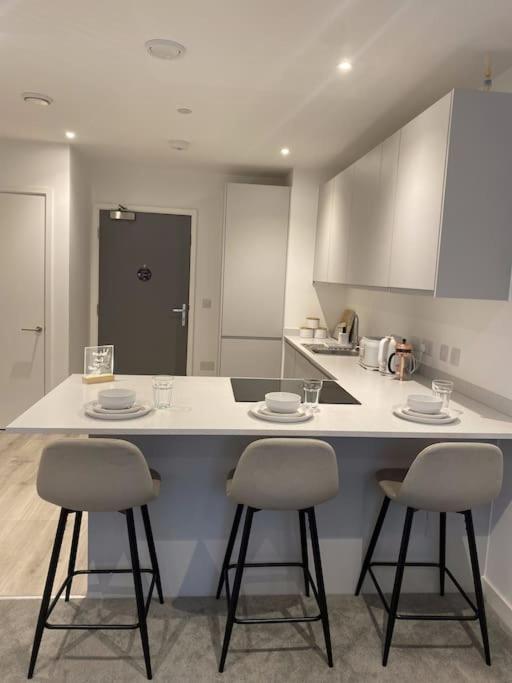 Modern Trafford 1Br Apartment-Free Parking-Cinema Room Манчестър Екстериор снимка