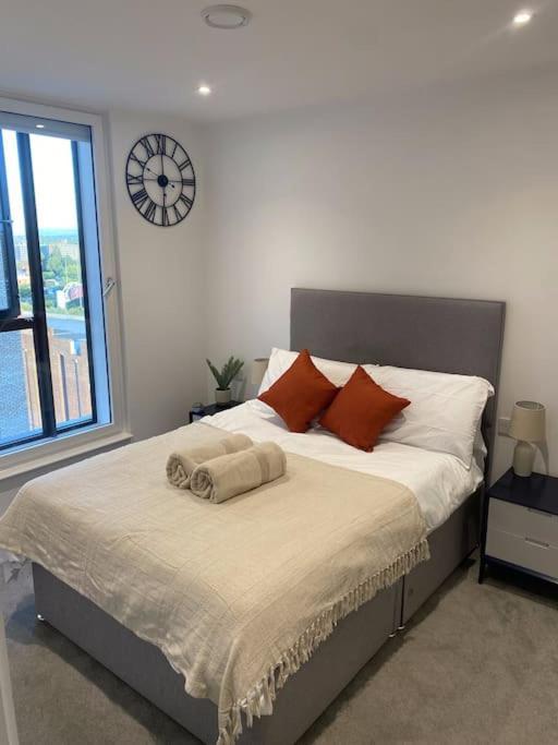 Modern Trafford 1Br Apartment-Free Parking-Cinema Room Манчестър Екстериор снимка
