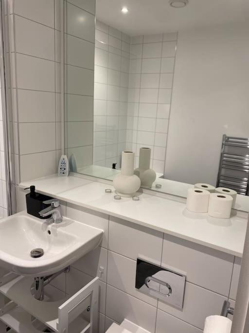 Modern Trafford 1Br Apartment-Free Parking-Cinema Room Манчестър Екстериор снимка