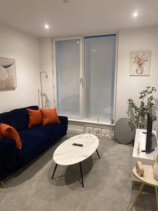 Modern Trafford 1Br Apartment-Free Parking-Cinema Room Манчестър Екстериор снимка
