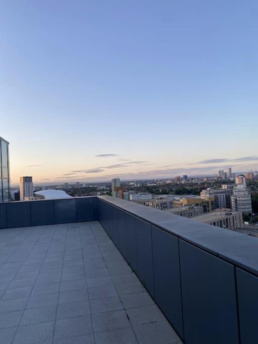 Modern Trafford 1Br Apartment-Free Parking-Cinema Room Манчестър Екстериор снимка