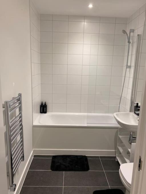 Modern Trafford 1Br Apartment-Free Parking-Cinema Room Манчестър Екстериор снимка