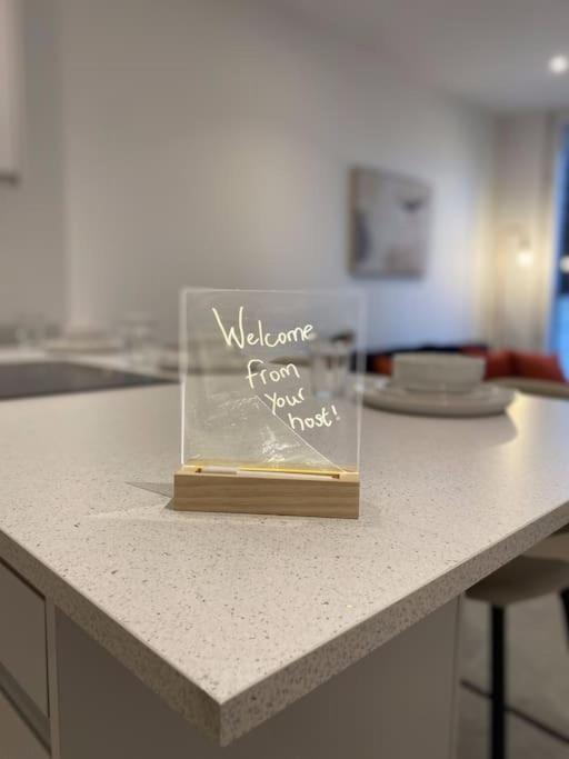Modern Trafford 1Br Apartment-Free Parking-Cinema Room Манчестър Екстериор снимка