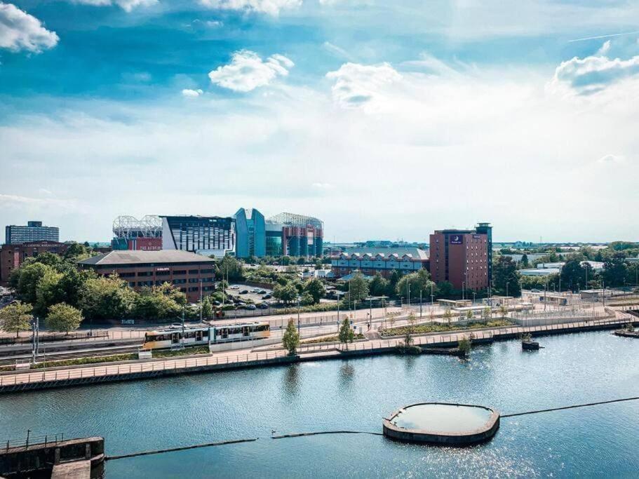 Modern Trafford 1Br Apartment-Free Parking-Cinema Room Манчестър Екстериор снимка