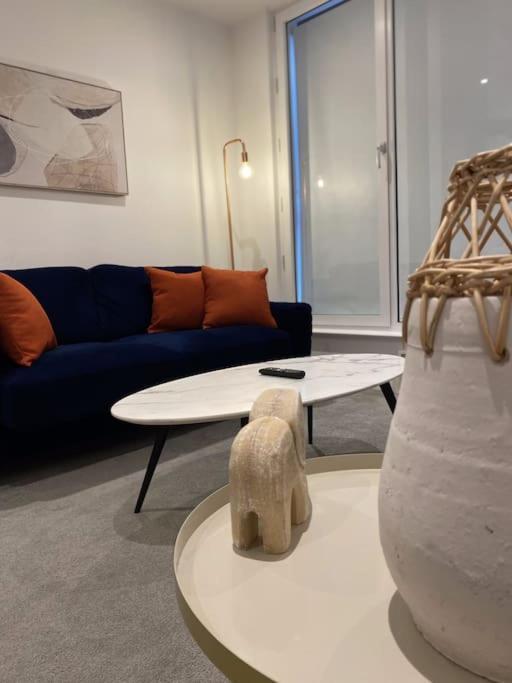 Modern Trafford 1Br Apartment-Free Parking-Cinema Room Манчестър Екстериор снимка