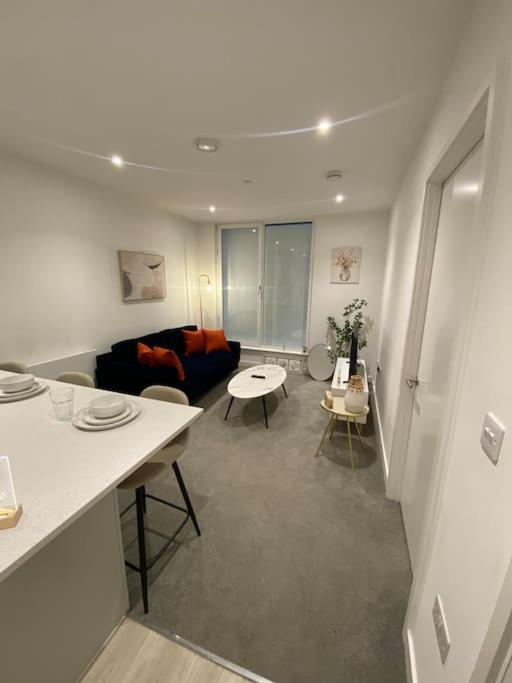 Modern Trafford 1Br Apartment-Free Parking-Cinema Room Манчестър Екстериор снимка