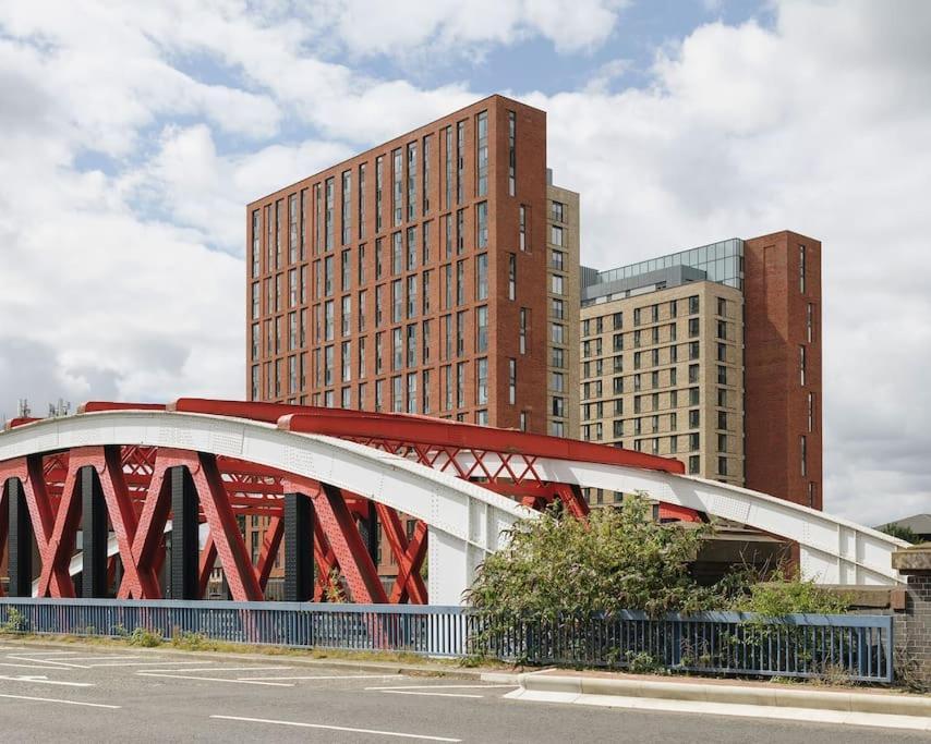 Modern Trafford 1Br Apartment-Free Parking-Cinema Room Манчестър Екстериор снимка