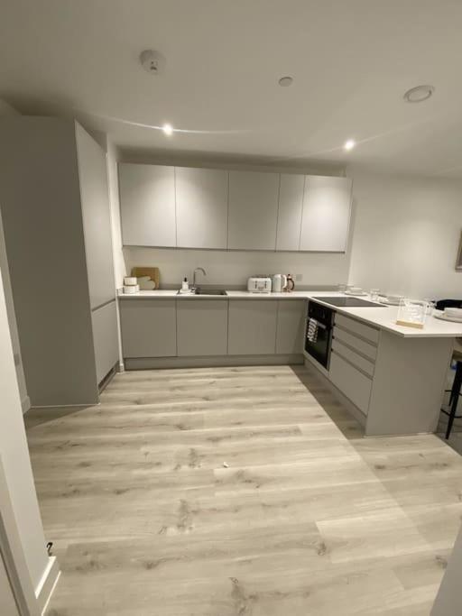 Modern Trafford 1Br Apartment-Free Parking-Cinema Room Манчестър Екстериор снимка