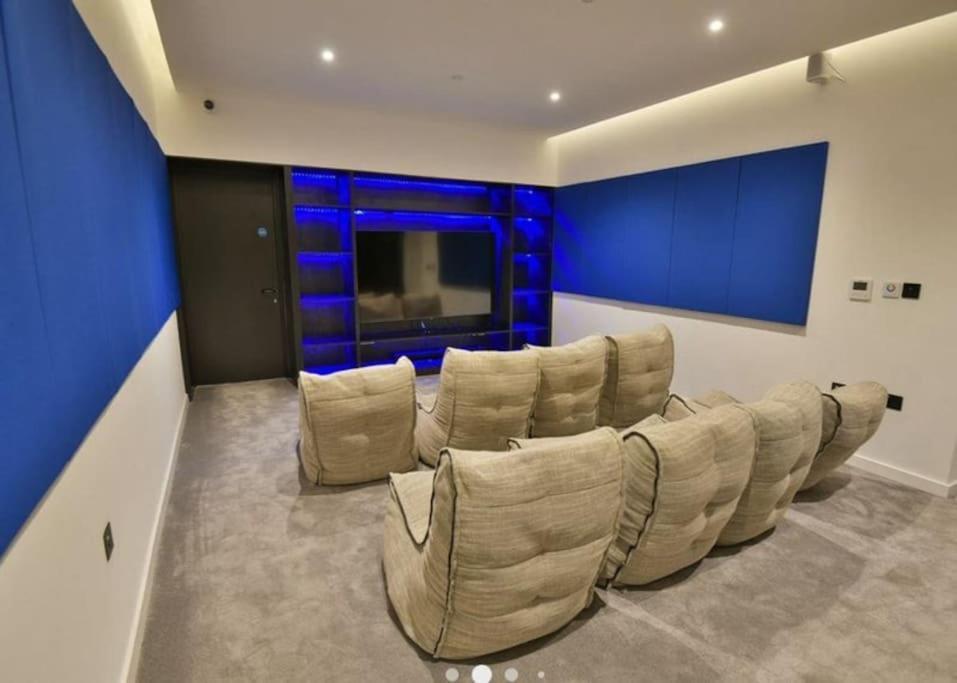 Modern Trafford 1Br Apartment-Free Parking-Cinema Room Манчестър Екстериор снимка
