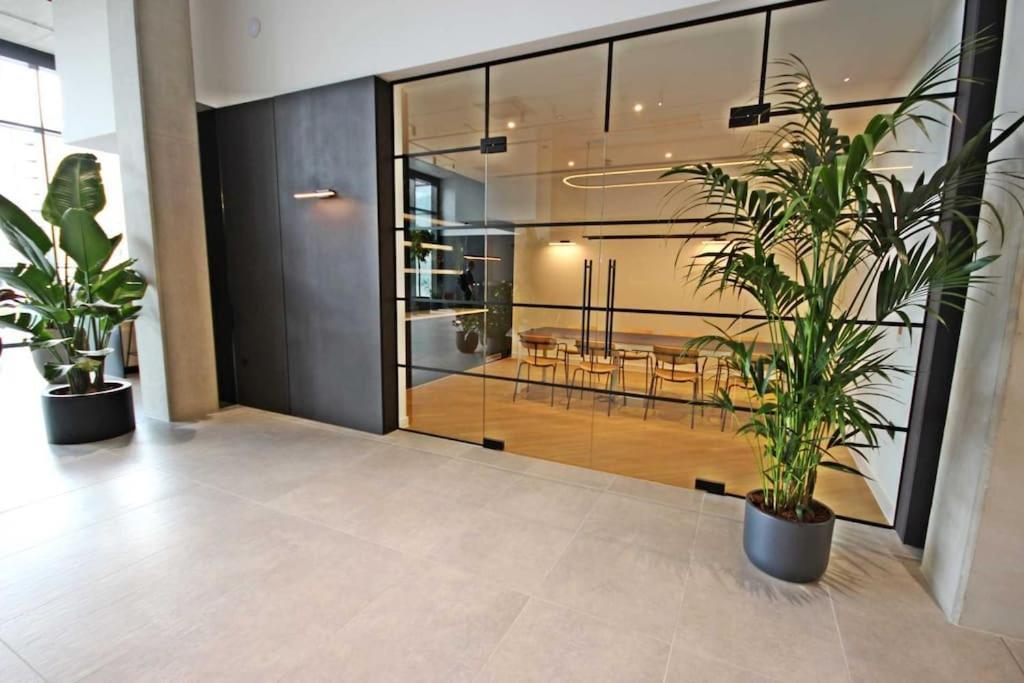 Modern Trafford 1Br Apartment-Free Parking-Cinema Room Манчестър Екстериор снимка