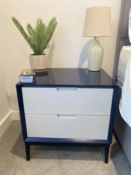Modern Trafford 1Br Apartment-Free Parking-Cinema Room Манчестър Екстериор снимка